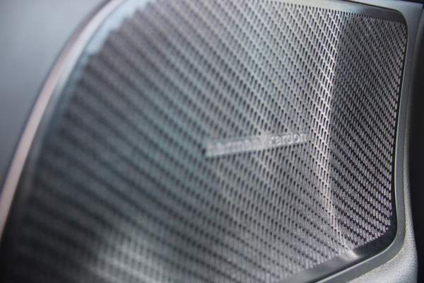Volvo V60 2.0 B3 R-DESIGN 177PK MILD HYBRID GEARTRONIC 8 | PANORAMISCH SCHUIF/KANTELDAK | PREMIUM AUDIO BY HARMAN KARDON | 19" 5-TRIPPLE SPAAKS BLACK/DIAMAND CUT LICHTMETALEN VELGEN | BLINDSPOT INFOMATION SYSTEM (BLIS) | VERWARMDE VOORRUIT |VERWARMDE AQUABLADE RUITENWISSERBLADEN | PILOT ASSIST | APPLE CARPLAY / ANDROID AUTO | DODEHOEKDETECTIE |  ADAPTIEVE CRUISECONTROL | R-DESIGN BEKLEDING MET NAPPA LEDER I.C.M. OPEN GRID TEXTIEL | ELEKTRISCH VERSTELBARE CONTOUR STOELEN (SPORTSTOELEN) MET GEHEUGEN OP BEIDE VOORSTOELEN |VERWARMDE VOORSTOELEN EN ACHTERBANK | VERWARMD STUURWIEL | P
