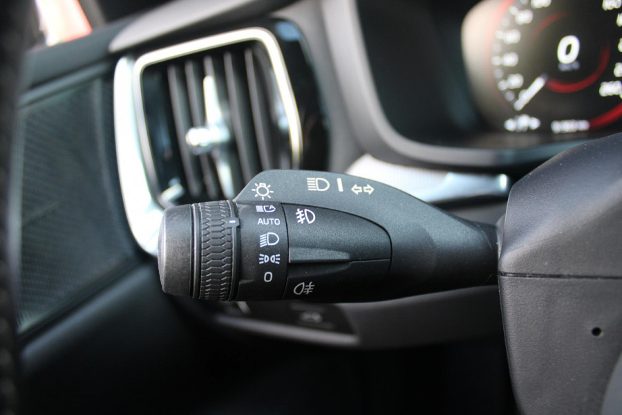 Volvo V60 2.0 B3 R-DESIGN 177PK MILD HYBRID GEARTRONIC 8 | PANORAMISCH SCHUIF/KANTELDAK | PREMIUM AUDIO BY HARMAN KARDON | 19" 5-TRIPPLE SPAAKS BLACK/DIAMAND CUT LICHTMETALEN VELGEN | BLINDSPOT INFOMATION SYSTEM (BLIS) | VERWARMDE VOORRUIT |VERWARMDE AQUABLADE RUITENWISSERBLADEN | PILOT ASSIST | APPLE CARPLAY / ANDROID AUTO | DODEHOEKDETECTIE |  ADAPTIEVE CRUISECONTROL | R-DESIGN BEKLEDING MET NAPPA LEDER I.C.M. OPEN GRID TEXTIEL | ELEKTRISCH VERSTELBARE CONTOUR STOELEN (SPORTSTOELEN) MET GEHEUGEN OP BEIDE VOORSTOELEN |VERWARMDE VOORSTOELEN EN ACHTERBANK | VERWARMD STUURWIEL | P