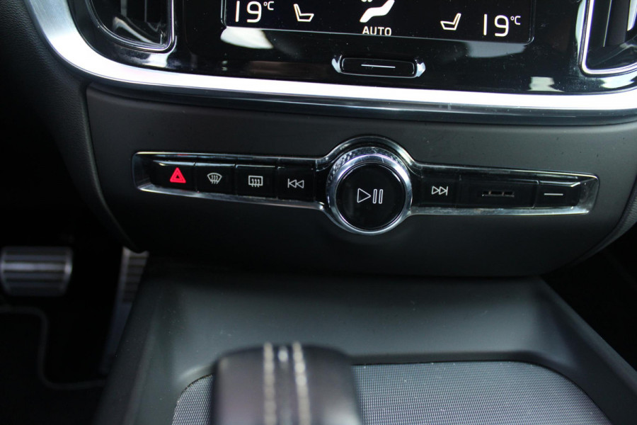 Volvo V60 2.0 B3 R-DESIGN 177PK MILD HYBRID GEARTRONIC 8 | PANORAMISCH SCHUIF/KANTELDAK | PREMIUM AUDIO BY HARMAN KARDON | 19" 5-TRIPPLE SPAAKS BLACK/DIAMAND CUT LICHTMETALEN VELGEN | BLINDSPOT INFOMATION SYSTEM (BLIS) | VERWARMDE VOORRUIT |VERWARMDE AQUABLADE RUITENWISSERBLADEN | PILOT ASSIST | APPLE CARPLAY / ANDROID AUTO | DODEHOEKDETECTIE |  ADAPTIEVE CRUISECONTROL | R-DESIGN BEKLEDING MET NAPPA LEDER I.C.M. OPEN GRID TEXTIEL | ELEKTRISCH VERSTELBARE CONTOUR STOELEN (SPORTSTOELEN) MET GEHEUGEN OP BEIDE VOORSTOELEN |VERWARMDE VOORSTOELEN EN ACHTERBANK | VERWARMD STUURWIEL | P
