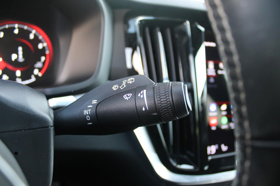 Volvo V60 2.0 B3 R-DESIGN 177PK MILD HYBRID GEARTRONIC 8 | PANORAMISCH SCHUIF/KANTELDAK | PREMIUM AUDIO BY HARMAN KARDON | 19" 5-TRIPPLE SPAAKS BLACK/DIAMAND CUT LICHTMETALEN VELGEN | BLINDSPOT INFOMATION SYSTEM (BLIS) | VERWARMDE VOORRUIT |VERWARMDE AQUABLADE RUITENWISSERBLADEN | PILOT ASSIST | APPLE CARPLAY / ANDROID AUTO | DODEHOEKDETECTIE |  ADAPTIEVE CRUISECONTROL | R-DESIGN BEKLEDING MET NAPPA LEDER I.C.M. OPEN GRID TEXTIEL | ELEKTRISCH VERSTELBARE CONTOUR STOELEN (SPORTSTOELEN) MET GEHEUGEN OP BEIDE VOORSTOELEN |VERWARMDE VOORSTOELEN EN ACHTERBANK | VERWARMD STUURWIEL | P
