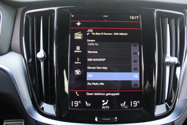 Volvo V60 2.0 B3 R-DESIGN 177PK MILD HYBRID GEARTRONIC 8 | PANORAMISCH SCHUIF/KANTELDAK | PREMIUM AUDIO BY HARMAN KARDON | 19" 5-TRIPPLE SPAAKS BLACK/DIAMAND CUT LICHTMETALEN VELGEN | BLINDSPOT INFOMATION SYSTEM (BLIS) | VERWARMDE VOORRUIT |VERWARMDE AQUABLADE RUITENWISSERBLADEN | PILOT ASSIST | APPLE CARPLAY / ANDROID AUTO | DODEHOEKDETECTIE |  ADAPTIEVE CRUISECONTROL | R-DESIGN BEKLEDING MET NAPPA LEDER I.C.M. OPEN GRID TEXTIEL | ELEKTRISCH VERSTELBARE CONTOUR STOELEN (SPORTSTOELEN) MET GEHEUGEN OP BEIDE VOORSTOELEN |VERWARMDE VOORSTOELEN EN ACHTERBANK | VERWARMD STUURWIEL | P