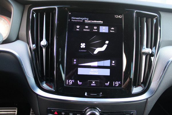 Volvo V60 2.0 B3 R-DESIGN 177PK MILD HYBRID GEARTRONIC 8 | PANORAMISCH SCHUIF/KANTELDAK | PREMIUM AUDIO BY HARMAN KARDON | 19" 5-TRIPPLE SPAAKS BLACK/DIAMAND CUT LICHTMETALEN VELGEN | BLINDSPOT INFOMATION SYSTEM (BLIS) | VERWARMDE VOORRUIT |VERWARMDE AQUABLADE RUITENWISSERBLADEN | PILOT ASSIST | APPLE CARPLAY / ANDROID AUTO | DODEHOEKDETECTIE |  ADAPTIEVE CRUISECONTROL | R-DESIGN BEKLEDING MET NAPPA LEDER I.C.M. OPEN GRID TEXTIEL | ELEKTRISCH VERSTELBARE CONTOUR STOELEN (SPORTSTOELEN) MET GEHEUGEN OP BEIDE VOORSTOELEN |VERWARMDE VOORSTOELEN EN ACHTERBANK | VERWARMD STUURWIEL | P