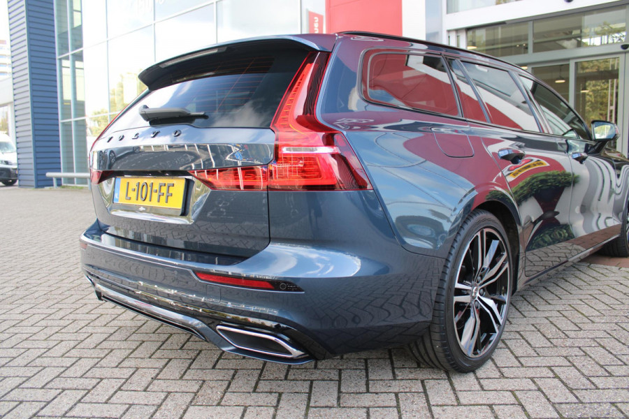 Volvo V60 2.0 B3 R-DESIGN 177PK MILD HYBRID GEARTRONIC 8 | PANORAMISCH SCHUIF/KANTELDAK | PREMIUM AUDIO BY HARMAN KARDON | 19" 5-TRIPPLE SPAAKS BLACK/DIAMAND CUT LICHTMETALEN VELGEN | BLINDSPOT INFOMATION SYSTEM (BLIS) | VERWARMDE VOORRUIT |VERWARMDE AQUABLADE RUITENWISSERBLADEN | PILOT ASSIST | APPLE CARPLAY / ANDROID AUTO | DODEHOEKDETECTIE |  ADAPTIEVE CRUISECONTROL | R-DESIGN BEKLEDING MET NAPPA LEDER I.C.M. OPEN GRID TEXTIEL | ELEKTRISCH VERSTELBARE CONTOUR STOELEN (SPORTSTOELEN) MET GEHEUGEN OP BEIDE VOORSTOELEN |VERWARMDE VOORSTOELEN EN ACHTERBANK | VERWARMD STUURWIEL | P