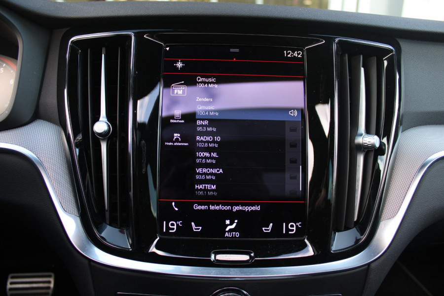 Volvo V60 2.0 B3 R-DESIGN 177PK MILD HYBRID GEARTRONIC 8 | PANORAMISCH SCHUIF/KANTELDAK | PREMIUM AUDIO BY HARMAN KARDON | 19" 5-TRIPPLE SPAAKS BLACK/DIAMAND CUT LICHTMETALEN VELGEN | BLINDSPOT INFOMATION SYSTEM (BLIS) | VERWARMDE VOORRUIT |VERWARMDE AQUABLADE RUITENWISSERBLADEN | PILOT ASSIST | APPLE CARPLAY / ANDROID AUTO | DODEHOEKDETECTIE |  ADAPTIEVE CRUISECONTROL | R-DESIGN BEKLEDING MET NAPPA LEDER I.C.M. OPEN GRID TEXTIEL | ELEKTRISCH VERSTELBARE CONTOUR STOELEN (SPORTSTOELEN) MET GEHEUGEN OP BEIDE VOORSTOELEN |VERWARMDE VOORSTOELEN EN ACHTERBANK | VERWARMD STUURWIEL | P