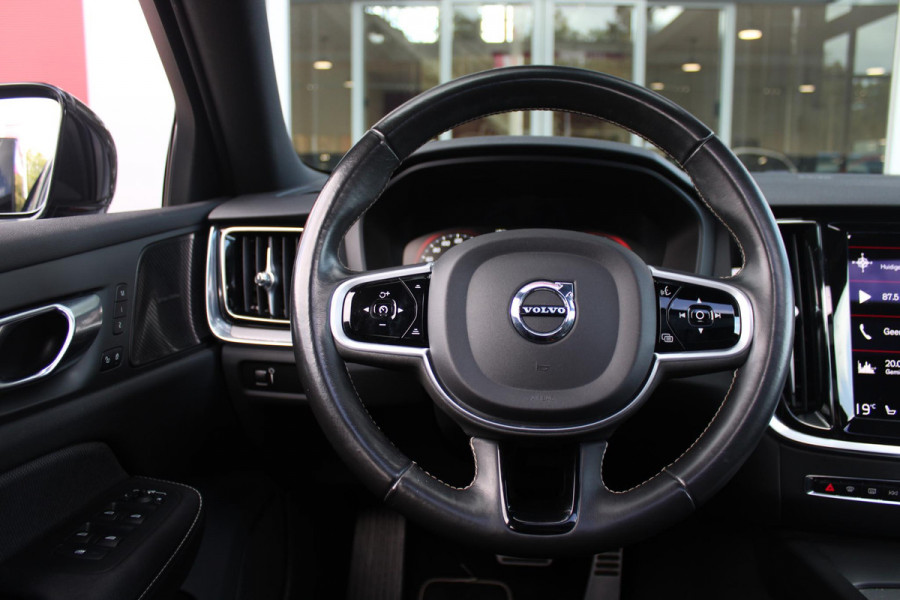 Volvo V60 2.0 B3 R-DESIGN 177PK MILD HYBRID GEARTRONIC 8 | PANORAMISCH SCHUIF/KANTELDAK | PREMIUM AUDIO BY HARMAN KARDON | 19" 5-TRIPPLE SPAAKS BLACK/DIAMAND CUT LICHTMETALEN VELGEN | BLINDSPOT INFOMATION SYSTEM (BLIS) | VERWARMDE VOORRUIT |VERWARMDE AQUABLADE RUITENWISSERBLADEN | PILOT ASSIST | APPLE CARPLAY / ANDROID AUTO | DODEHOEKDETECTIE |  ADAPTIEVE CRUISECONTROL | R-DESIGN BEKLEDING MET NAPPA LEDER I.C.M. OPEN GRID TEXTIEL | ELEKTRISCH VERSTELBARE CONTOUR STOELEN (SPORTSTOELEN) MET GEHEUGEN OP BEIDE VOORSTOELEN |VERWARMDE VOORSTOELEN EN ACHTERBANK | VERWARMD STUURWIEL | P