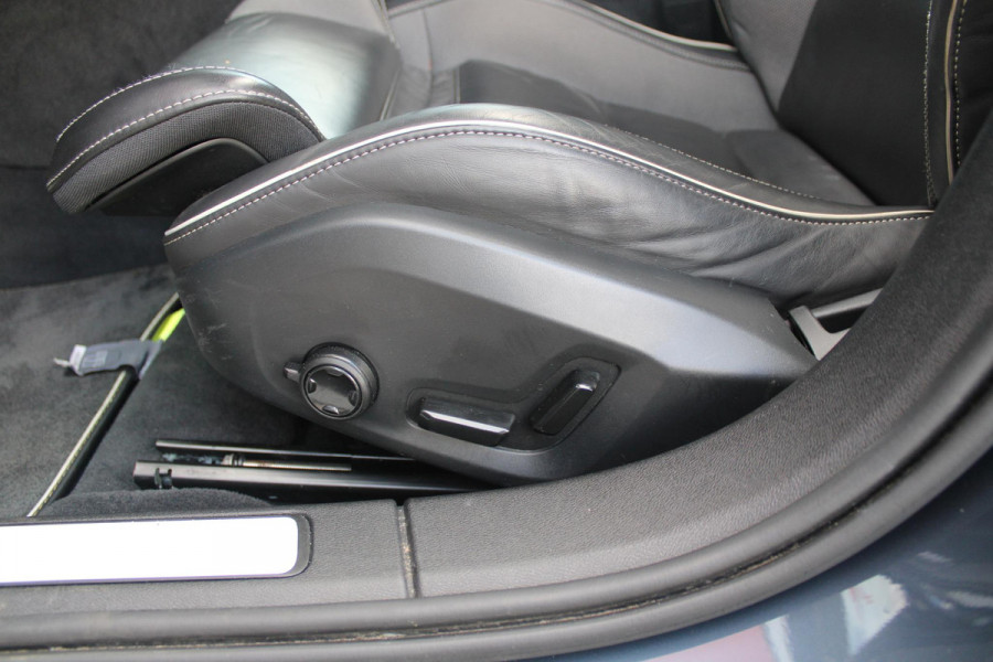 Volvo V60 2.0 B3 R-DESIGN 177PK MILD HYBRID GEARTRONIC 8 | PANORAMISCH SCHUIF/KANTELDAK | PREMIUM AUDIO BY HARMAN KARDON | 19" 5-TRIPPLE SPAAKS BLACK/DIAMAND CUT LICHTMETALEN VELGEN | BLINDSPOT INFOMATION SYSTEM (BLIS) | VERWARMDE VOORRUIT |VERWARMDE AQUABLADE RUITENWISSERBLADEN | PILOT ASSIST | APPLE CARPLAY / ANDROID AUTO | DODEHOEKDETECTIE |  ADAPTIEVE CRUISECONTROL | R-DESIGN BEKLEDING MET NAPPA LEDER I.C.M. OPEN GRID TEXTIEL | ELEKTRISCH VERSTELBARE CONTOUR STOELEN (SPORTSTOELEN) MET GEHEUGEN OP BEIDE VOORSTOELEN |VERWARMDE VOORSTOELEN EN ACHTERBANK | VERWARMD STUURWIEL | P