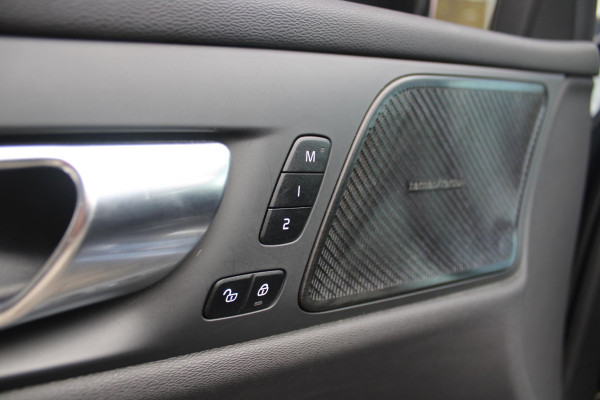 Volvo V60 2.0 B3 R-DESIGN 177PK MILD HYBRID GEARTRONIC 8 | PANORAMISCH SCHUIF/KANTELDAK | PREMIUM AUDIO BY HARMAN KARDON | 19" 5-TRIPPLE SPAAKS BLACK/DIAMAND CUT LICHTMETALEN VELGEN | BLINDSPOT INFOMATION SYSTEM (BLIS) | VERWARMDE VOORRUIT |VERWARMDE AQUABLADE RUITENWISSERBLADEN | PILOT ASSIST | APPLE CARPLAY / ANDROID AUTO | DODEHOEKDETECTIE |  ADAPTIEVE CRUISECONTROL | R-DESIGN BEKLEDING MET NAPPA LEDER I.C.M. OPEN GRID TEXTIEL | ELEKTRISCH VERSTELBARE CONTOUR STOELEN (SPORTSTOELEN) MET GEHEUGEN OP BEIDE VOORSTOELEN |VERWARMDE VOORSTOELEN EN ACHTERBANK | VERWARMD STUURWIEL | P