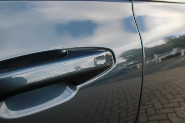 Volvo V60 2.0 B3 R-DESIGN 177PK MILD HYBRID GEARTRONIC 8 | PANORAMISCH SCHUIF/KANTELDAK | PREMIUM AUDIO BY HARMAN KARDON | 19" 5-TRIPPLE SPAAKS BLACK/DIAMAND CUT LICHTMETALEN VELGEN | BLINDSPOT INFOMATION SYSTEM (BLIS) | VERWARMDE VOORRUIT |VERWARMDE AQUABLADE RUITENWISSERBLADEN | PILOT ASSIST | APPLE CARPLAY / ANDROID AUTO | DODEHOEKDETECTIE |  ADAPTIEVE CRUISECONTROL | R-DESIGN BEKLEDING MET NAPPA LEDER I.C.M. OPEN GRID TEXTIEL | ELEKTRISCH VERSTELBARE CONTOUR STOELEN (SPORTSTOELEN) MET GEHEUGEN OP BEIDE VOORSTOELEN |VERWARMDE VOORSTOELEN EN ACHTERBANK | VERWARMD STUURWIEL | P
