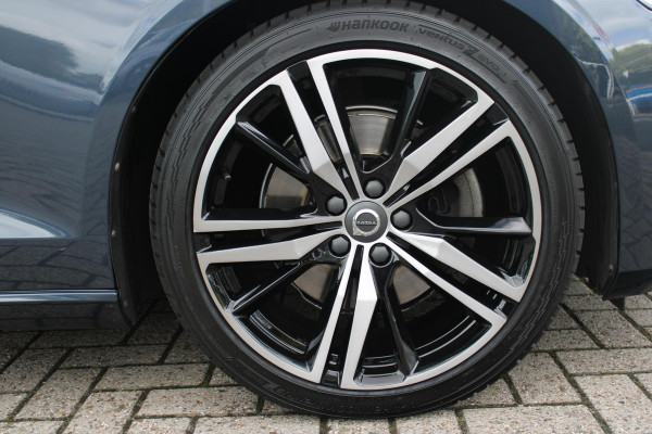 Volvo V60 2.0 B3 R-DESIGN 177PK MILD HYBRID GEARTRONIC 8 | PANORAMISCH SCHUIF/KANTELDAK | PREMIUM AUDIO BY HARMAN KARDON | 19" 5-TRIPPLE SPAAKS BLACK/DIAMAND CUT LICHTMETALEN VELGEN | BLINDSPOT INFOMATION SYSTEM (BLIS) | VERWARMDE VOORRUIT |VERWARMDE AQUABLADE RUITENWISSERBLADEN | PILOT ASSIST | APPLE CARPLAY / ANDROID AUTO | DODEHOEKDETECTIE |  ADAPTIEVE CRUISECONTROL | R-DESIGN BEKLEDING MET NAPPA LEDER I.C.M. OPEN GRID TEXTIEL | ELEKTRISCH VERSTELBARE CONTOUR STOELEN (SPORTSTOELEN) MET GEHEUGEN OP BEIDE VOORSTOELEN |VERWARMDE VOORSTOELEN EN ACHTERBANK | VERWARMD STUURWIEL | P