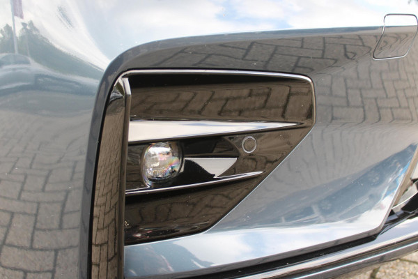Volvo V60 2.0 B3 R-DESIGN 177PK MILD HYBRID GEARTRONIC 8 | PANORAMISCH SCHUIF/KANTELDAK | PREMIUM AUDIO BY HARMAN KARDON | 19" 5-TRIPPLE SPAAKS BLACK/DIAMAND CUT LICHTMETALEN VELGEN | BLINDSPOT INFOMATION SYSTEM (BLIS) | VERWARMDE VOORRUIT |VERWARMDE AQUABLADE RUITENWISSERBLADEN | PILOT ASSIST | APPLE CARPLAY / ANDROID AUTO | DODEHOEKDETECTIE |  ADAPTIEVE CRUISECONTROL | R-DESIGN BEKLEDING MET NAPPA LEDER I.C.M. OPEN GRID TEXTIEL | ELEKTRISCH VERSTELBARE CONTOUR STOELEN (SPORTSTOELEN) MET GEHEUGEN OP BEIDE VOORSTOELEN |VERWARMDE VOORSTOELEN EN ACHTERBANK | VERWARMD STUURWIEL | P