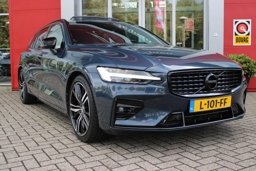 Volvo V60 2.0 B3 R-DESIGN 177PK MILD HYBRID GEARTRONIC 8 | PANORAMISCH SCHUIF/KANTELDAK | PREMIUM AUDIO BY HARMAN KARDON | 19" 5-TRIPPLE SPAAKS BLACK/DIAMAND CUT LICHTMETALEN VELGEN | BLINDSPOT INFOMATION SYSTEM (BLIS) | VERWARMDE VOORRUIT |VERWARMDE AQUABLADE RUITENWISSERBLADEN | PILOT ASSIST | APPLE CARPLAY / ANDROID AUTO | DODEHOEKDETECTIE |  ADAPTIEVE CRUISECONTROL | R-DESIGN BEKLEDING MET NAPPA LEDER I.C.M. OPEN GRID TEXTIEL | ELEKTRISCH VERSTELBARE CONTOUR STOELEN (SPORTSTOELEN) MET GEHEUGEN OP BEIDE VOORSTOELEN |VERWARMDE VOORSTOELEN EN ACHTERBANK | VERWARMD STUURWIEL | P