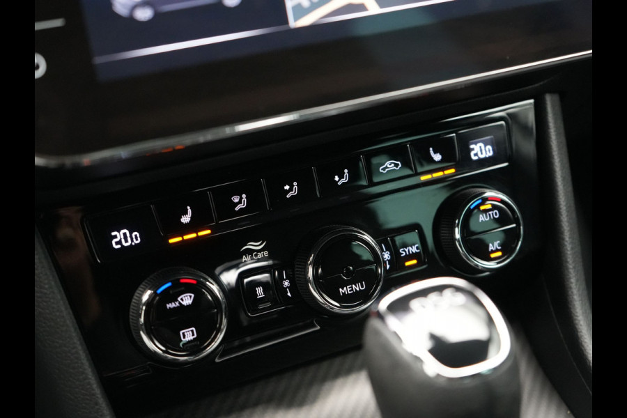 Škoda Superb Combi 1.4 TSI iV Sportline Business Plug In Hybrid 218pk Dealer O.H PHEV | Adaptive Cruise | Alcantara Sportstoelen Memory & Verwarmd | Apple Carplay | Sfeerverlichting | Keyless | Blis | Camera | Virtual | Navigatie | DAB |