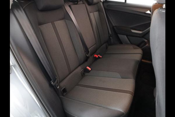 Volkswagen T-Roc 1.5 TSI Life Edition 150 pk Automaat (DSG) | Verlengde garantie | Navigatie via App | Parkeersensoren (Park assist) | Achteruitrijcamera | Adaptieve cruise control |