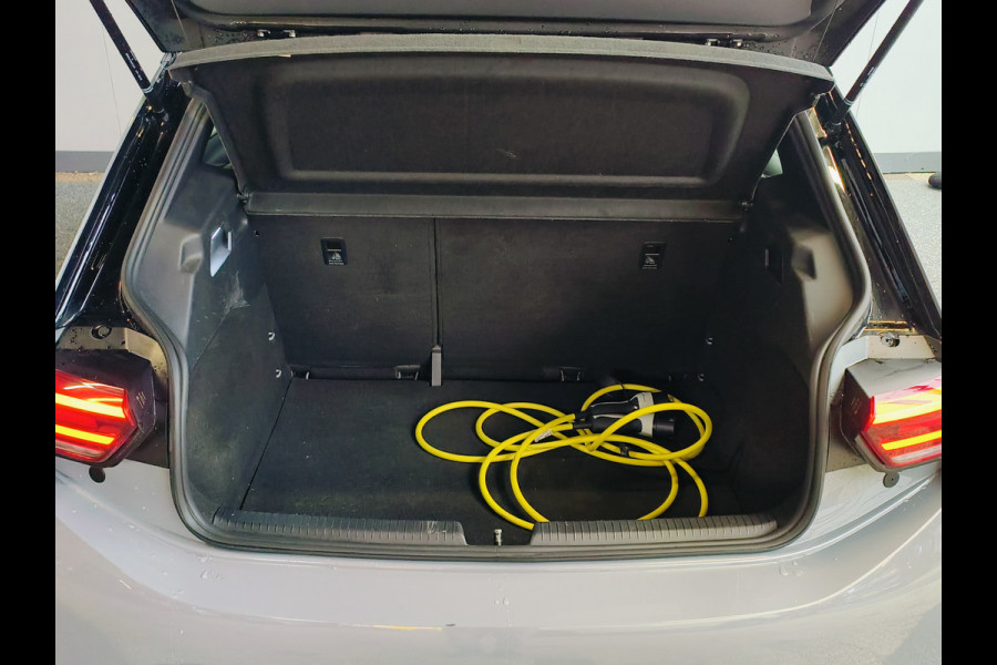 Volkswagen ID.3 Pure 45 kWh uit 2022 Rijklaar + 12 maanden Bovag-garantie Henk Jongen Auto's in Helmond,  al 50 jaar service zoals 't hoort!