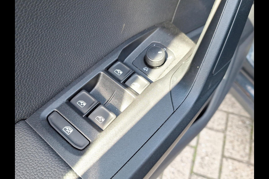 Seat Arona 1.0 TSI Style Business Intense Plus Incl. Achteruitrijcamera | Stoelverwarming | Afneembare Trekhaak
