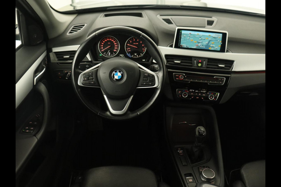 BMW X1 sDrive18i High Executive | Leder | Trekhaak | Harman/Kardon | Stoelverwarming | Head-Up | Full LED | Navigatie | Parkeerhulp | Climate control | Bluetooth