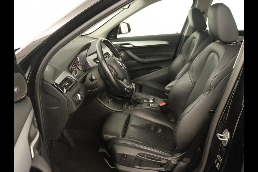 BMW X1 sDrive18i High Executive | Leder | Trekhaak | Harman/Kardon | Stoelverwarming | Head-Up | Full LED | Navigatie | Parkeerhulp | Climate control | Bluetooth