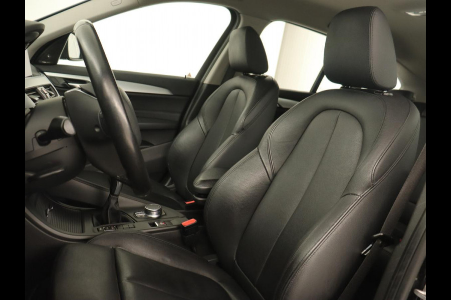BMW X1 sDrive18i High Executive | Leder | Trekhaak | Harman/Kardon | Stoelverwarming | Head-Up | Full LED | Navigatie | Parkeerhulp | Climate control | Bluetooth