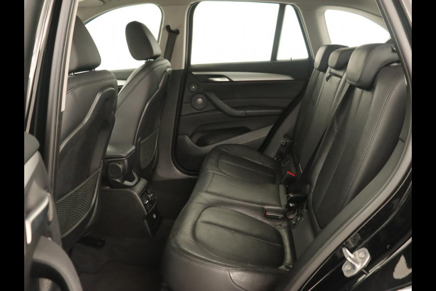 BMW X1 sDrive18i High Executive | Leder | Trekhaak | Harman/Kardon | Stoelverwarming | Head-Up | Full LED | Navigatie | Parkeerhulp | Climate control | Bluetooth