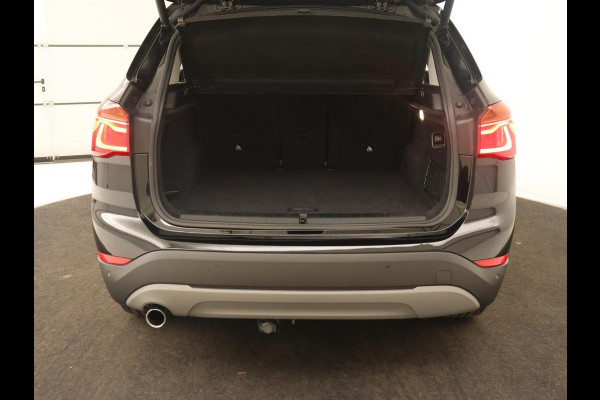 BMW X1 sDrive18i High Executive | Leder | Trekhaak | Harman/Kardon | Stoelverwarming | Head-Up | Full LED | Navigatie | Parkeerhulp | Climate control | Bluetooth