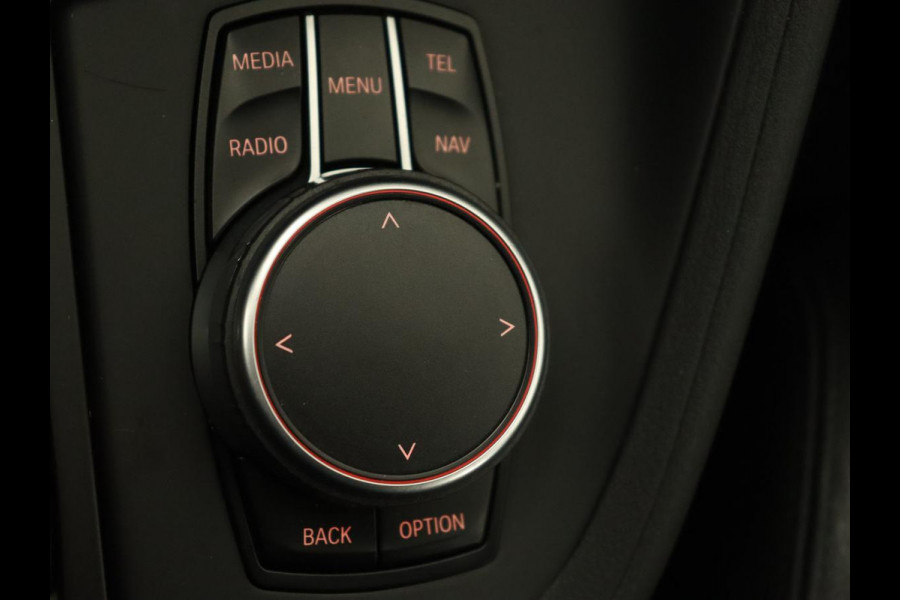 BMW X1 sDrive18i High Executive | Leder | Trekhaak | Harman/Kardon | Stoelverwarming | Head-Up | Full LED | Navigatie | Parkeerhulp | Climate control | Bluetooth