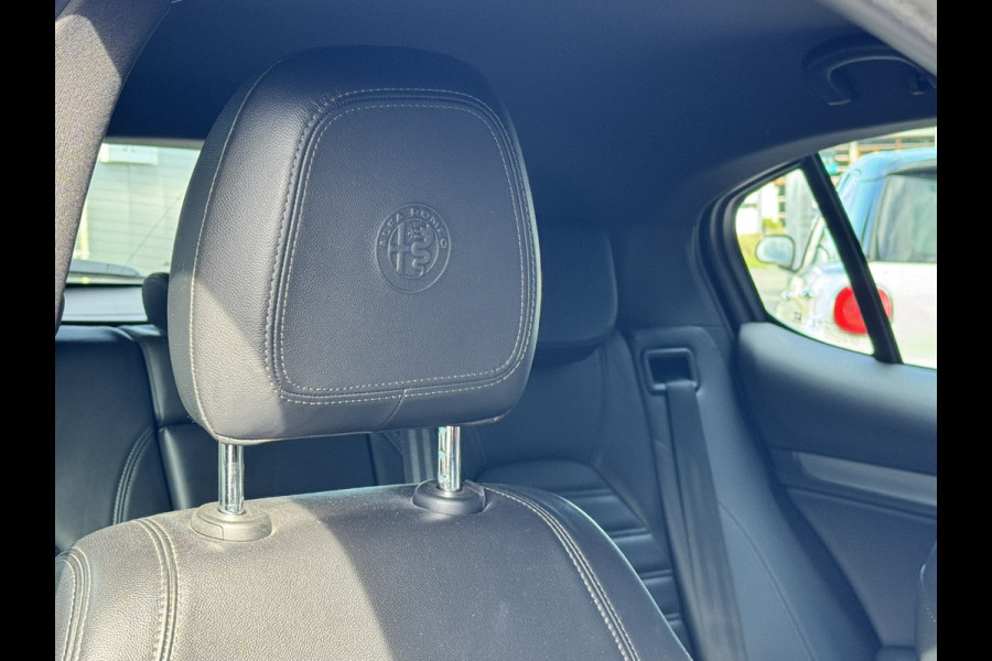 Alfa Romeo Stelvio 2.0T AWD 200pk Super│Veloce interieur│18'' velgen│PDC│Camera│Stoel-stuur verwarmbaar | Trekhaak