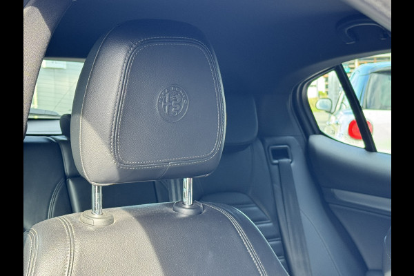 Alfa Romeo Stelvio 2.0T AWD 200pk Super│Veloce interieur│18'' velgen│PDC│Camera│Stoel-stuur verwarmbaar | Trekhaak