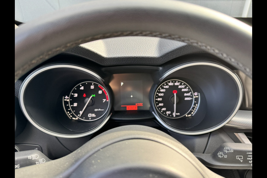Alfa Romeo Stelvio 2.0T AWD 200pk Super│Veloce interieur│18'' velgen│PDC│Camera│Stoel-stuur verwarmbaar | Trekhaak