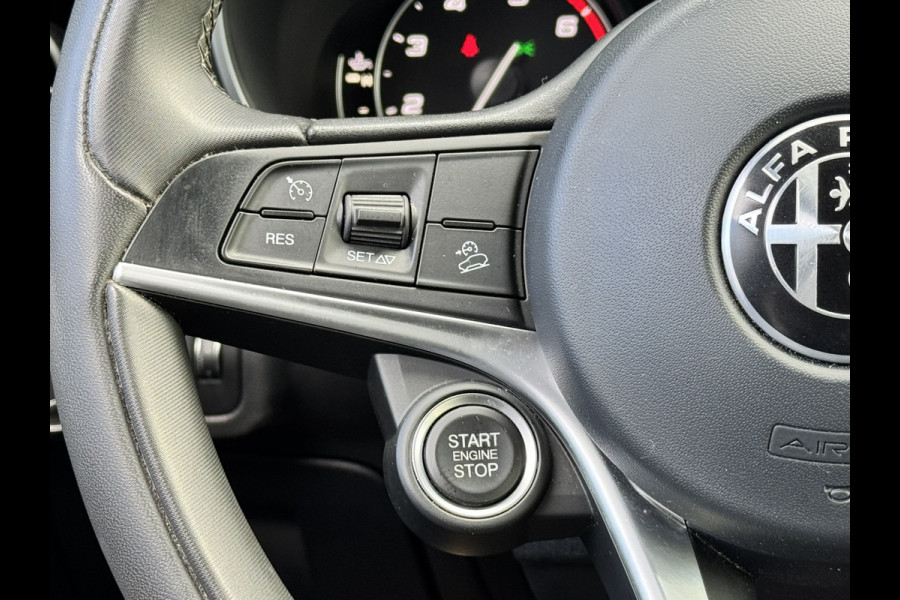 Alfa Romeo Stelvio 2.0T AWD 200pk Super│Veloce interieur│18'' velgen│PDC│Camera│Stoel-stuur verwarmbaar | Trekhaak