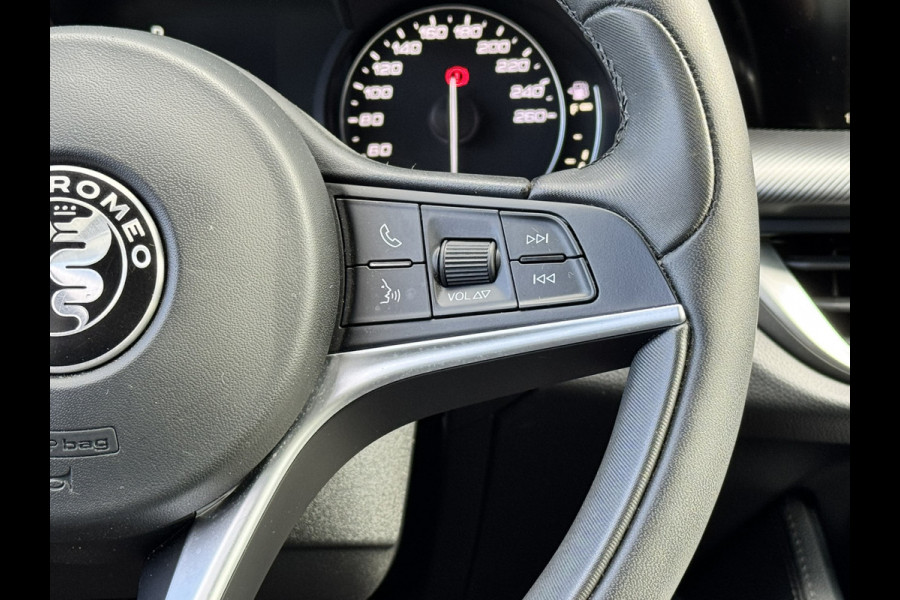 Alfa Romeo Stelvio 2.0T AWD 200pk Super│Veloce interieur│18'' velgen│PDC│Camera│Stoel-stuur verwarmbaar | Trekhaak