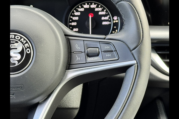 Alfa Romeo Stelvio 2.0T AWD 200pk Super│Veloce interieur│18'' velgen│PDC│Camera│Stoel-stuur verwarmbaar | Trekhaak
