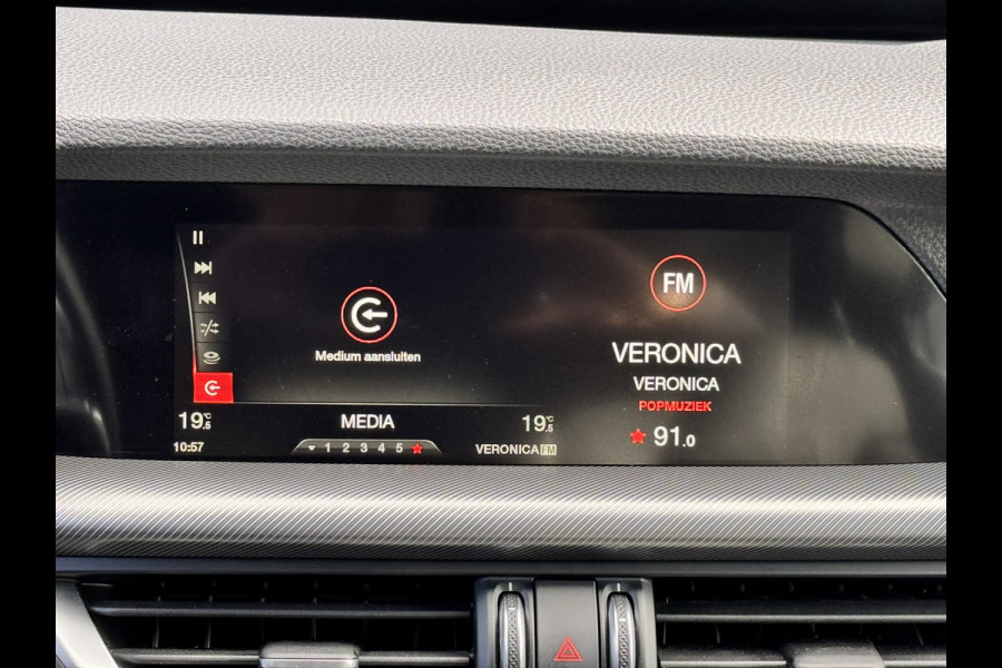 Alfa Romeo Stelvio 2.0T AWD 200pk Super│Veloce interieur│18'' velgen│PDC│Camera│Stoel-stuur verwarmbaar | Trekhaak