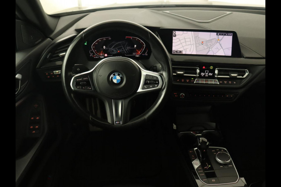 BMW 2 Serie 218i M Sport | Panoramadak | Sportstoelen | Leder | Camera | Carplay | Live Cockpit | Stoelverwarming | Getint glas | Navigatie | Climate control | Full LED