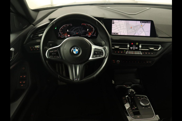 BMW 2 Serie 218i M Sport | Panoramadak | Sportstoelen | Leder | Camera | Carplay | Live Cockpit | Stoelverwarming | Getint glas | Navigatie | Climate control | Full LED