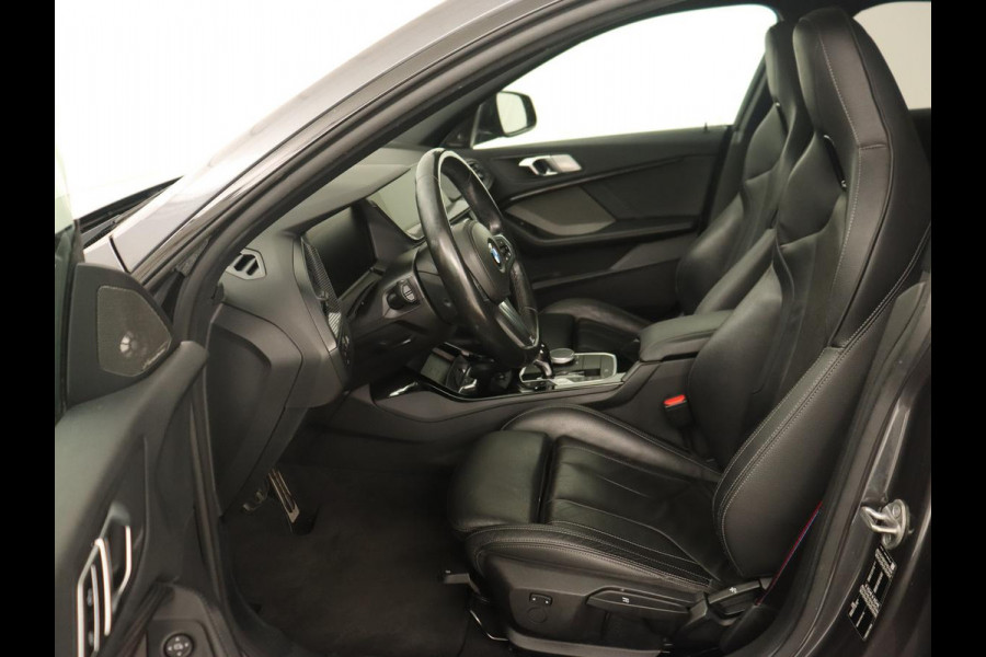 BMW 2 Serie 218i M Sport | Panoramadak | Sportstoelen | Leder | Camera | Carplay | Live Cockpit | Stoelverwarming | Getint glas | Navigatie | Climate control | Full LED