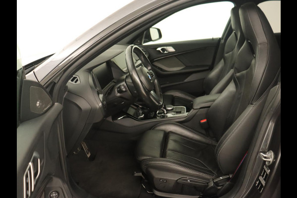 BMW 2 Serie 218i M Sport | Panoramadak | Sportstoelen | Leder | Camera | Carplay | Live Cockpit | Stoelverwarming | Getint glas | Navigatie | Climate control | Full LED