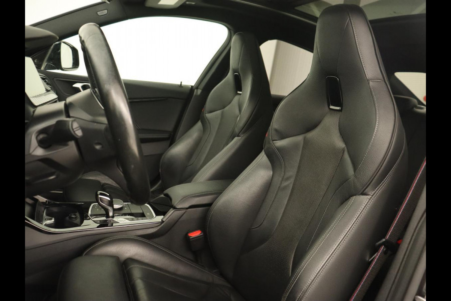 BMW 2 Serie 218i M Sport | Panoramadak | Sportstoelen | Leder | Camera | Carplay | Live Cockpit | Stoelverwarming | Getint glas | Navigatie | Climate control | Full LED