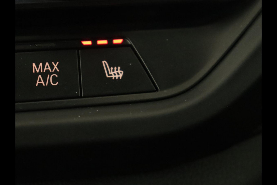 BMW 2 Serie 218i M Sport | Panoramadak | Sportstoelen | Leder | Camera | Carplay | Live Cockpit | Stoelverwarming | Getint glas | Navigatie | Climate control | Full LED