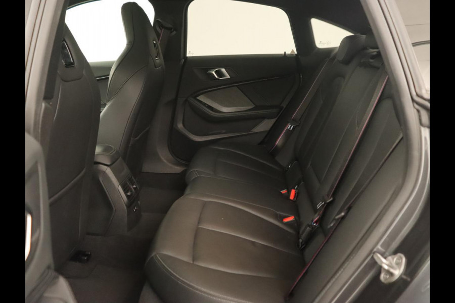 BMW 2 Serie 218i M Sport | Panoramadak | Sportstoelen | Leder | Camera | Carplay | Live Cockpit | Stoelverwarming | Getint glas | Navigatie | Climate control | Full LED
