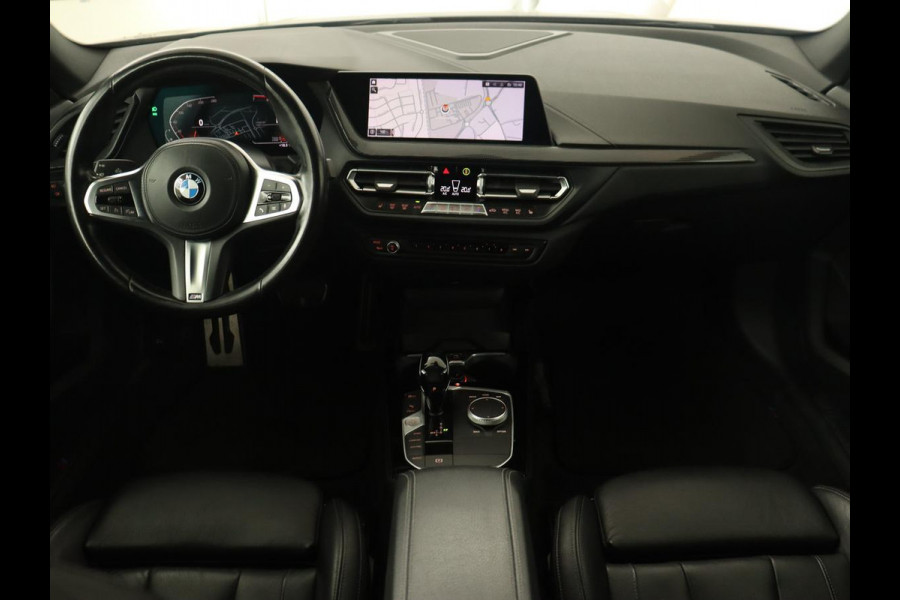 BMW 2 Serie 218i M Sport | Panoramadak | Sportstoelen | Leder | Camera | Carplay | Live Cockpit | Stoelverwarming | Getint glas | Navigatie | Climate control | Full LED