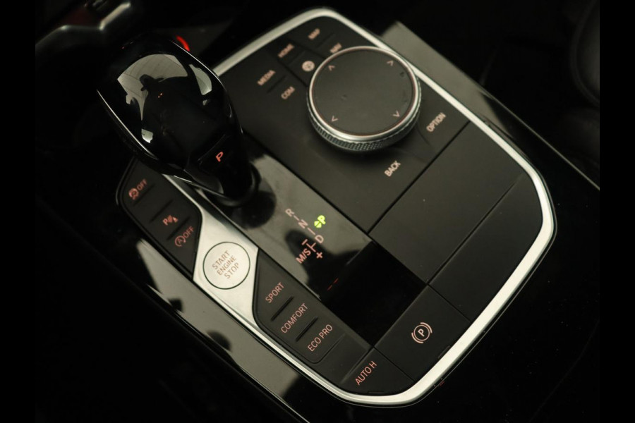 BMW 2 Serie 218i M Sport | Panoramadak | Sportstoelen | Leder | Camera | Carplay | Live Cockpit | Stoelverwarming | Getint glas | Navigatie | Climate control | Full LED