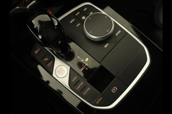 BMW 2 Serie 218i M Sport | Panoramadak | Sportstoelen | Leder | Camera | Carplay | Live Cockpit | Stoelverwarming | Getint glas | Navigatie | Climate control | Full LED