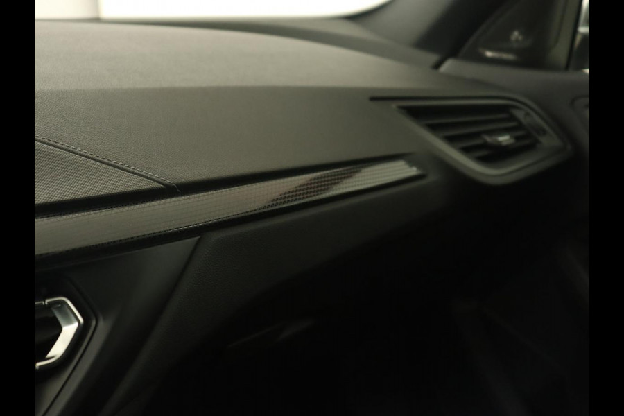 BMW 2 Serie 218i M Sport | Panoramadak | Sportstoelen | Leder | Camera | Carplay | Live Cockpit | Stoelverwarming | Getint glas | Navigatie | Climate control | Full LED