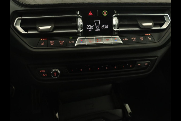 BMW 2 Serie 218i M Sport | Panoramadak | Sportstoelen | Leder | Camera | Carplay | Live Cockpit | Stoelverwarming | Getint glas | Navigatie | Climate control | Full LED