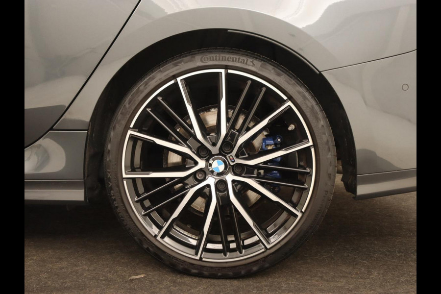 BMW 2 Serie 218i M Sport | Panoramadak | Sportstoelen | Leder | Camera | Carplay | Live Cockpit | Stoelverwarming | Getint glas | Navigatie | Climate control | Full LED