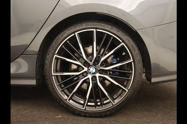 BMW 2 Serie 218i M Sport | Panoramadak | Sportstoelen | Leder | Camera | Carplay | Live Cockpit | Stoelverwarming | Getint glas | Navigatie | Climate control | Full LED