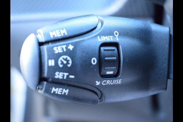 Peugeot 2008 1.2 PureTech GT-Line | Camera + sensoren | Navigatie | Carplay | Cruise control | Climate control