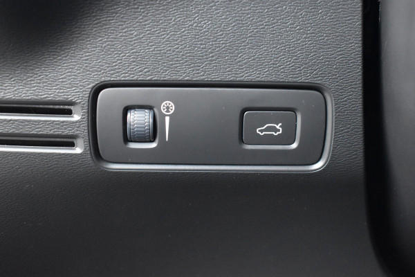 Volvo XC40 T3 163PK Automaat Inscription | Blis | ACC | Leder | 360 camera | Stoelverwarming | 19"LMV