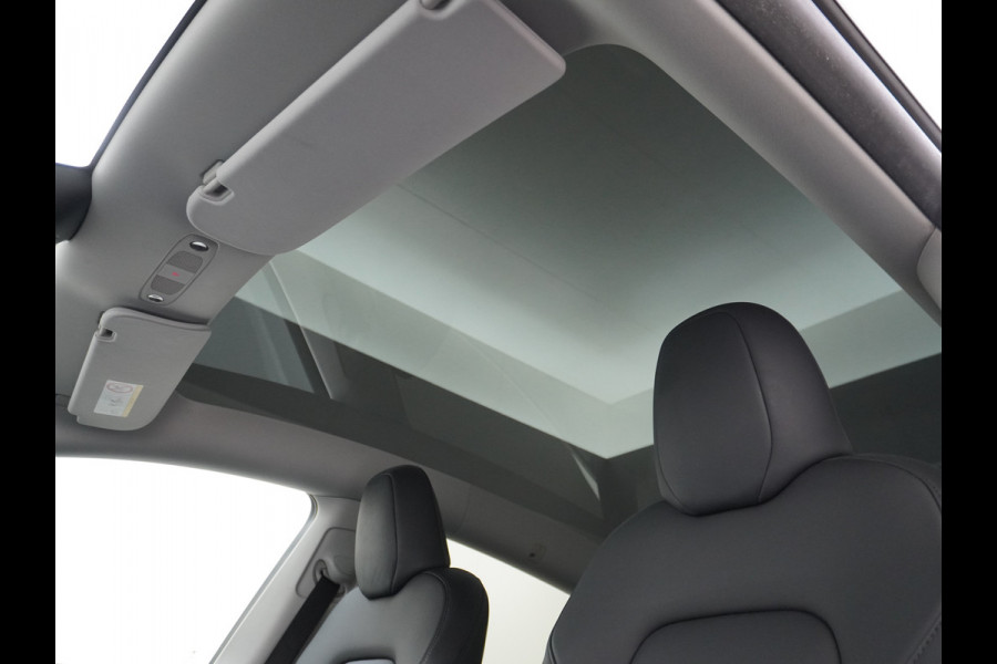 Tesla Model Y Long Range AWD 75kWh Warmtepomp  Autopilot FSD-Computer 3 Leder Pano-dak Elektr.Stuur+Stoel+Verwarmd Navi Ecc Premium Audio Keyl Camera's Elektr.AchterKlep Parkeer Assistent Sentry-Mode Privacyglas Bluetooth Dodehoek detector Connected services AMD-Ryzen Processor™ 1.600kg Trekvermogen Origineel Nederlandse Auto Garantie op Accu en Motor tot 20-01-2021 max. 192.000km
