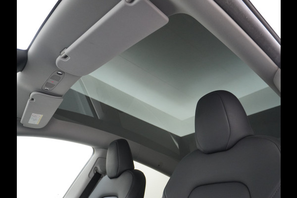 Tesla Model Y Long Range AWD 75kWh Warmtepomp  Autopilot FSD-Computer 3 Leder Pano-dak Elektr.Stuur+Stoel+Verwarmd Navi Ecc Premium Audio Keyl Camera's Elektr.AchterKlep Parkeer Assistent Sentry-Mode Privacyglas Bluetooth Dodehoek detector Connected services AMD-Ryzen Processor™ 1.600kg Trekvermogen Origineel Nederlandse Auto Garantie op Accu en Motor tot 20-01-2021 max. 192.000km